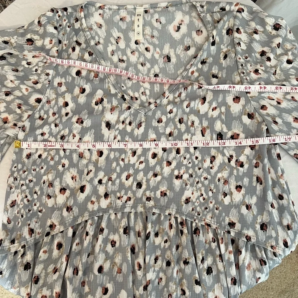 Women’s Floral Top - Medium - Flowy V-Neck Short Sleeves - EUC - Picture 7 of 8
